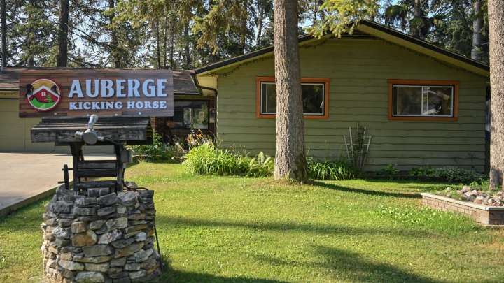 Auberge Kicking Horse House Exterior